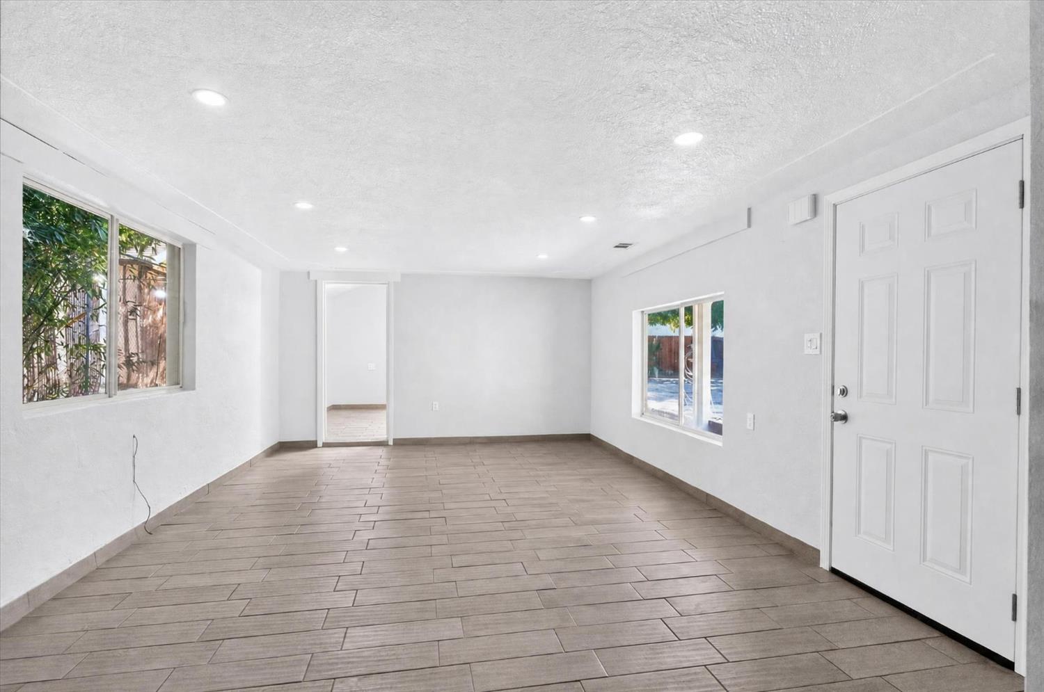 1111 El Vecino Ave, Modesto, CA 95350