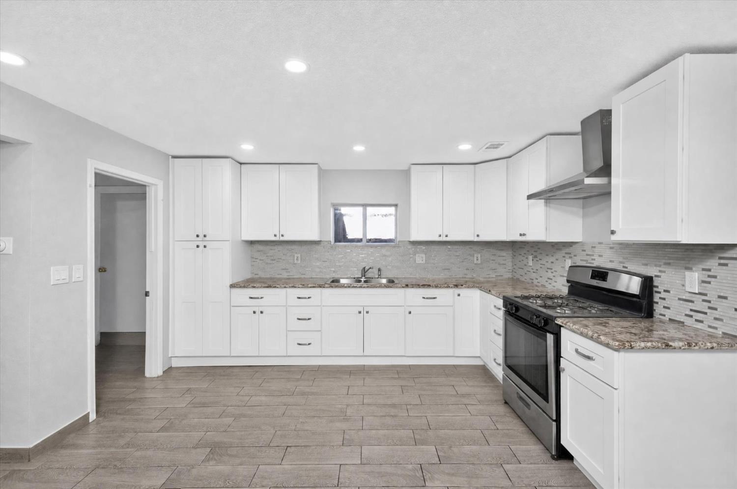 1111 El Vecino Ave, Modesto, CA 95350