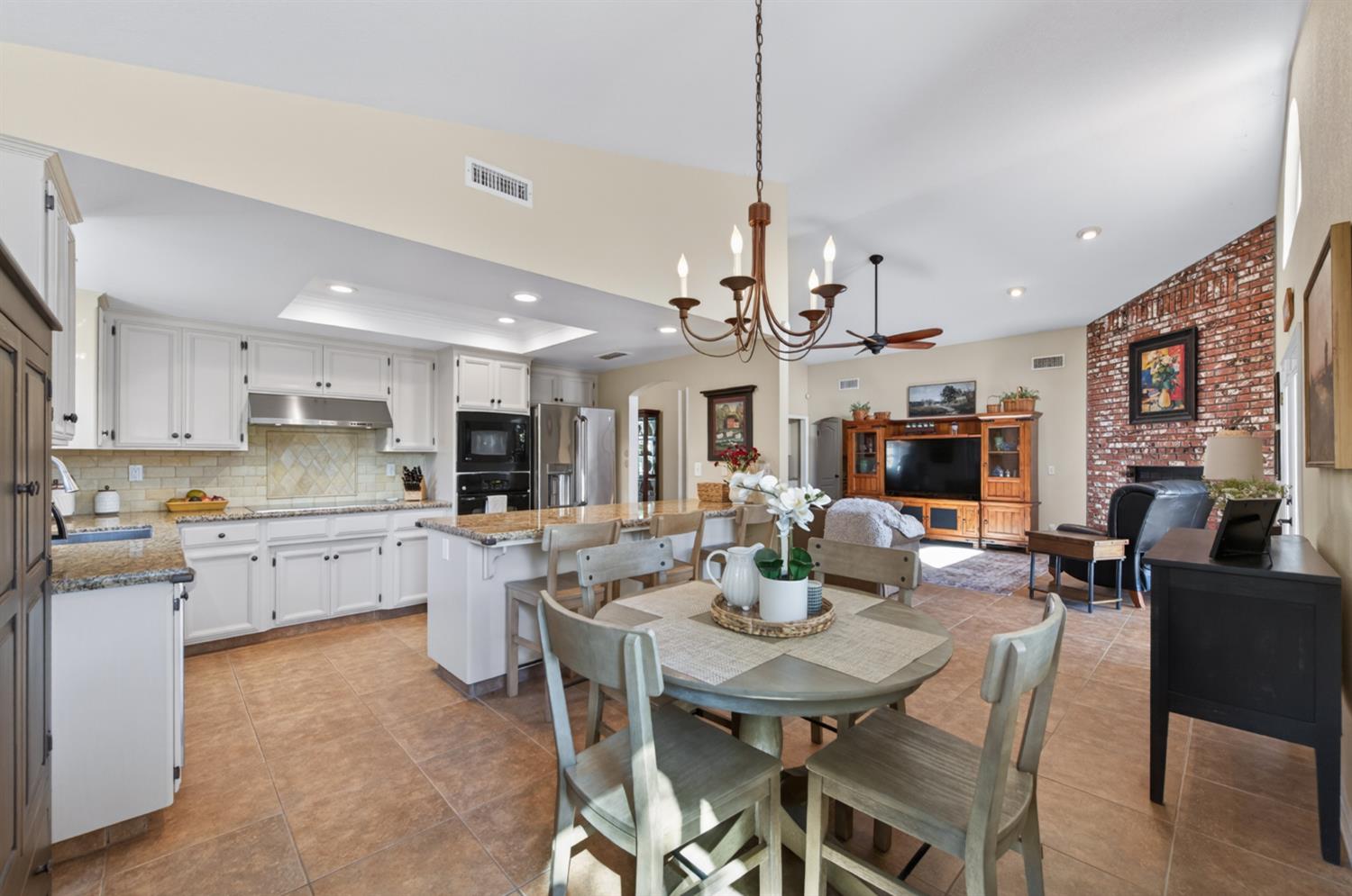 3055 Fairmont Ct, Madera, CA 93637