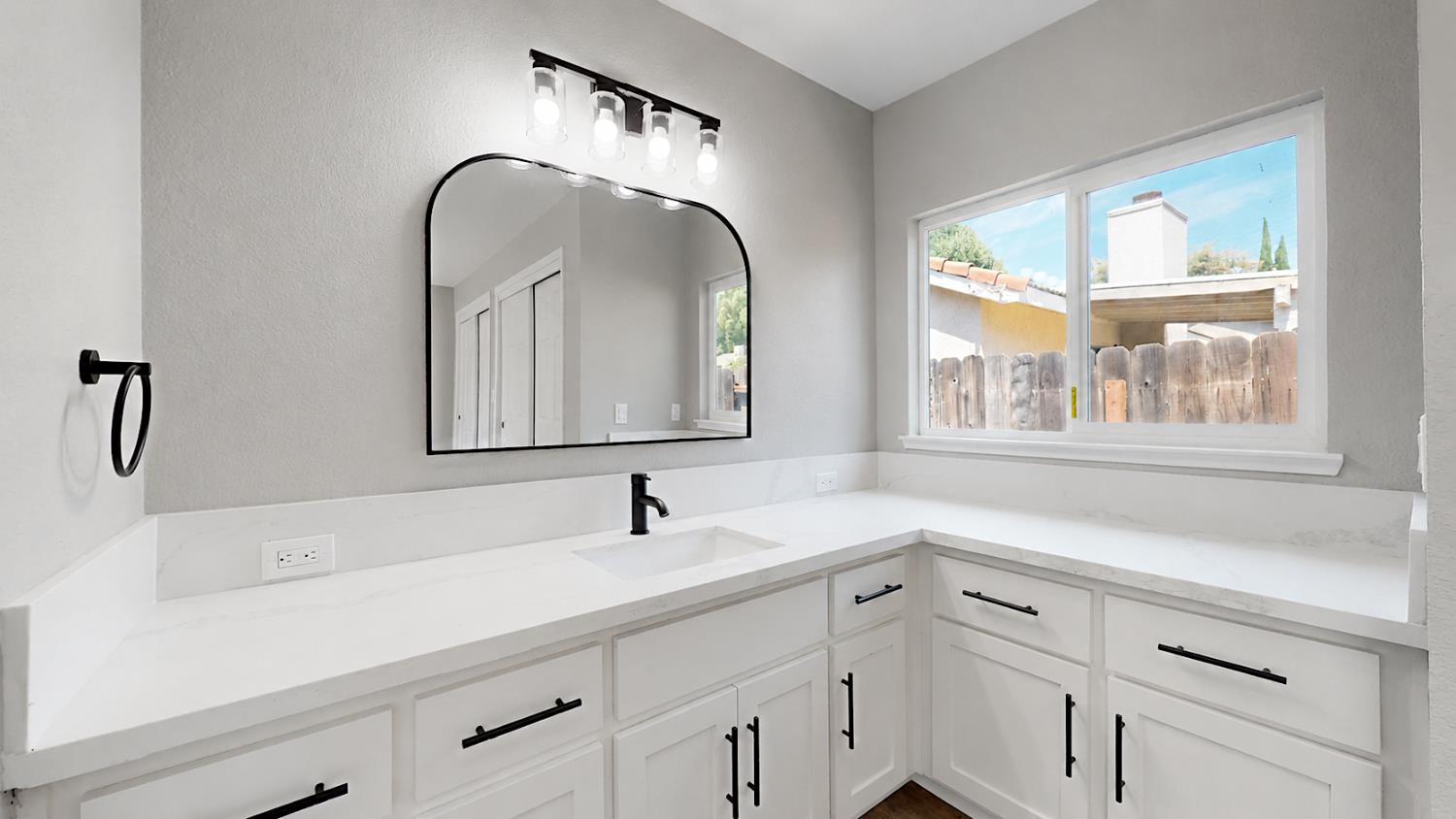 1516 January Dr, Modesto, CA 95358