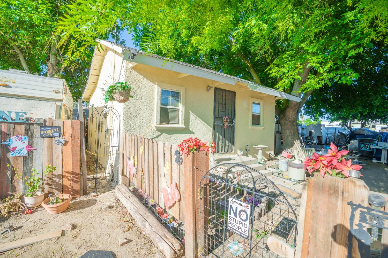 7595 Azusa Ave, Dos Palos, CA 93620