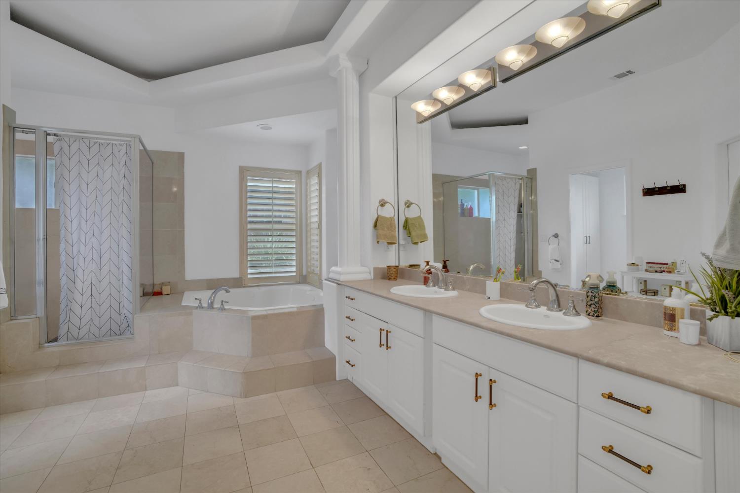 1945 Foxtail Ct, Turlock, CA 95382