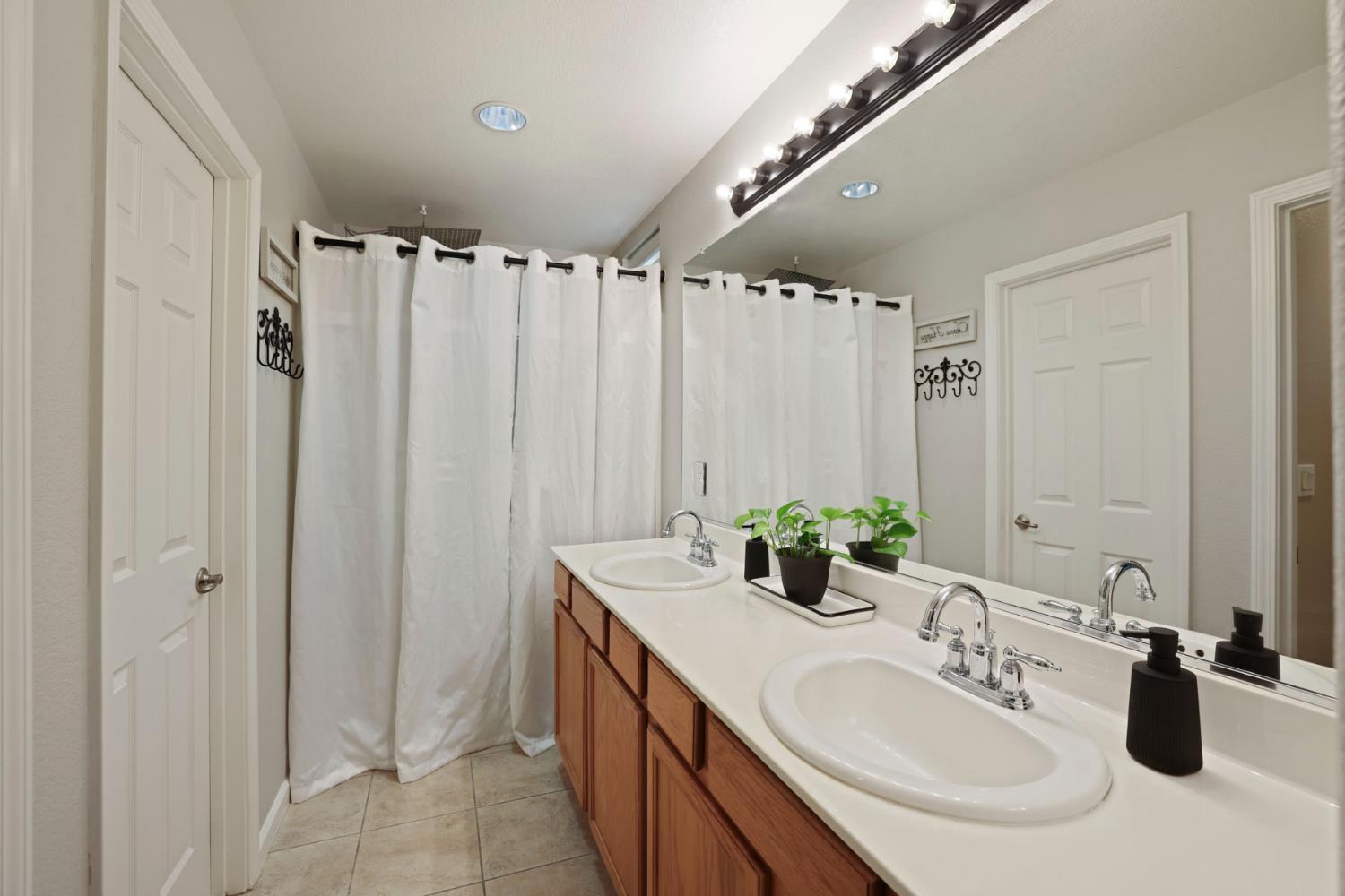 201 WATERS EDGE Dr, Waterford, CA 95386