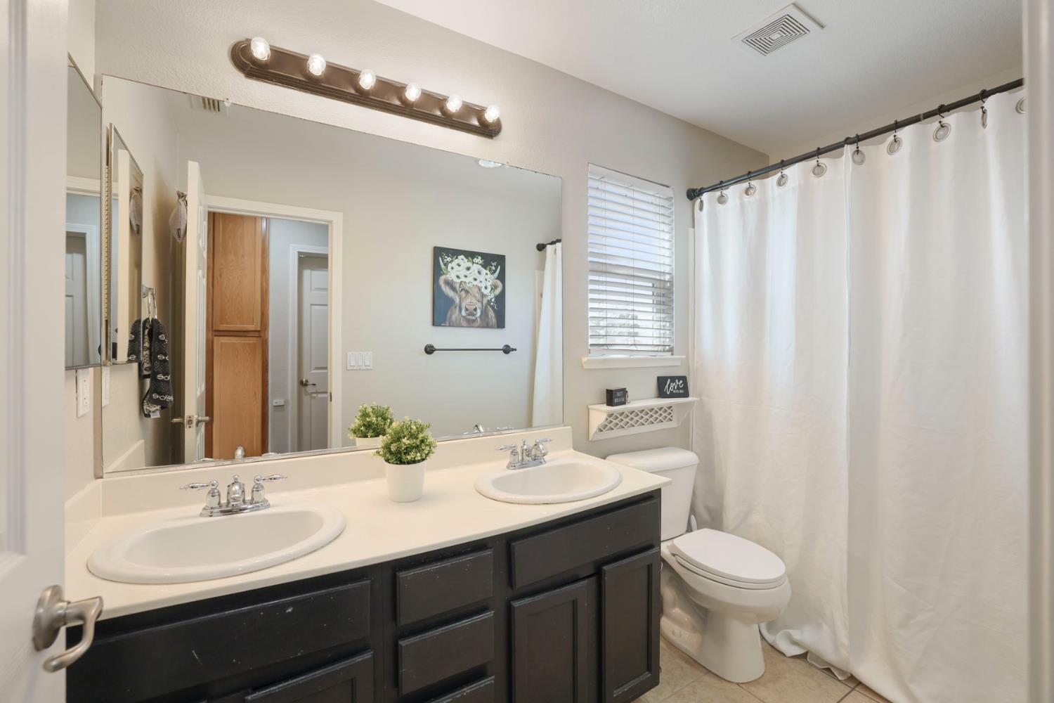 201 WATERS EDGE Dr, Waterford, CA 95386