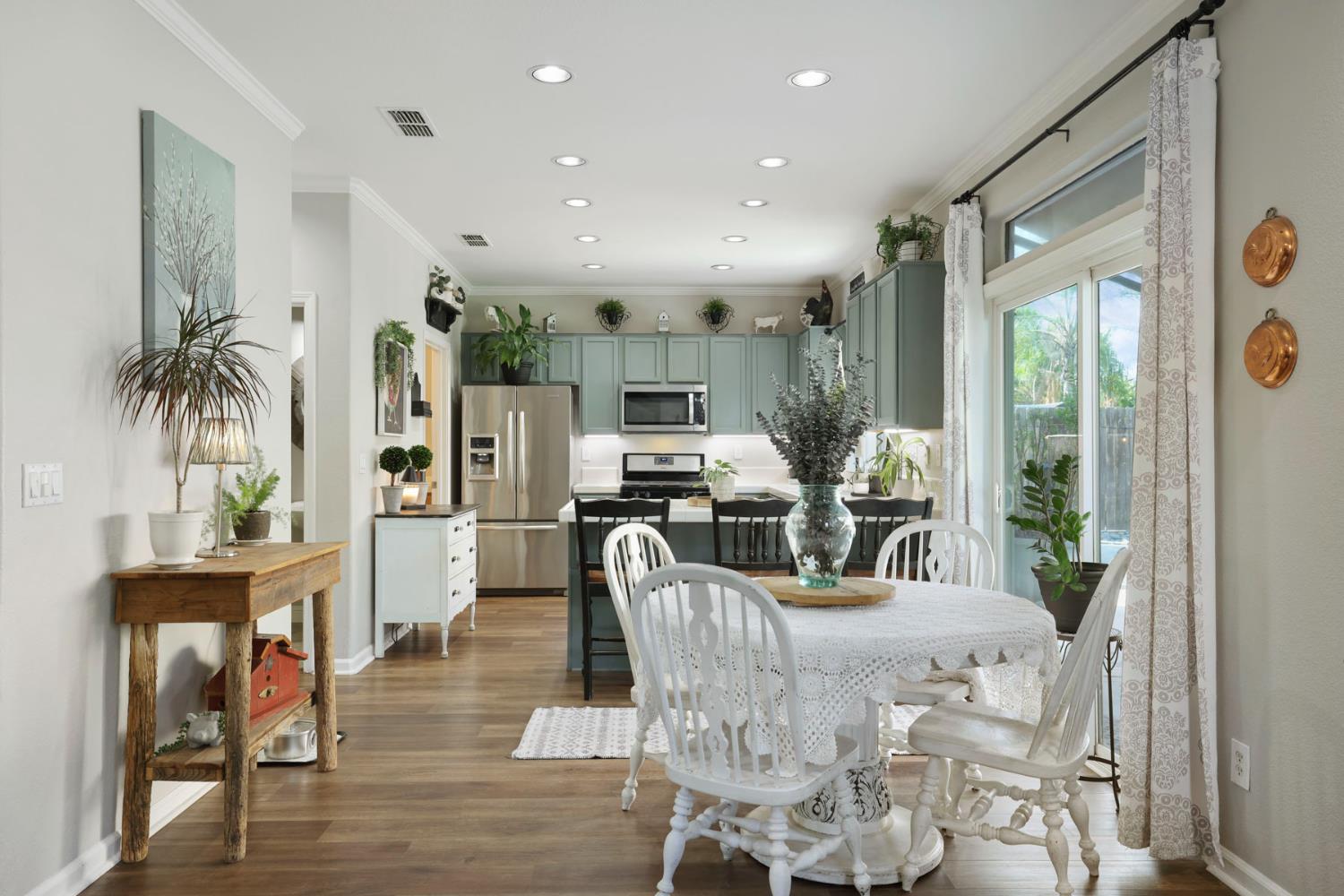 201 WATERS EDGE Dr, Waterford, CA 95386
