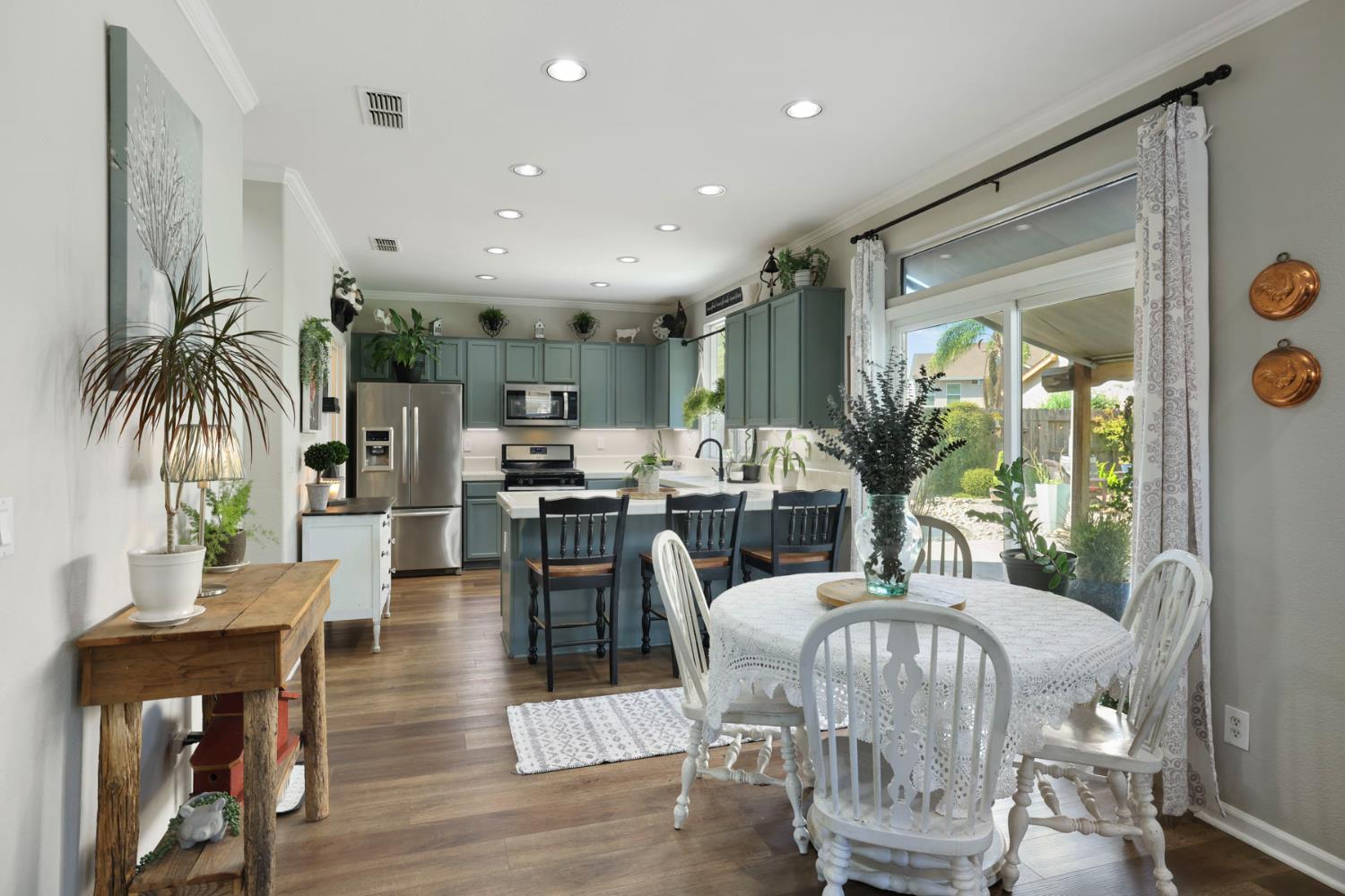 201 WATERS EDGE Dr, Waterford, CA 95386