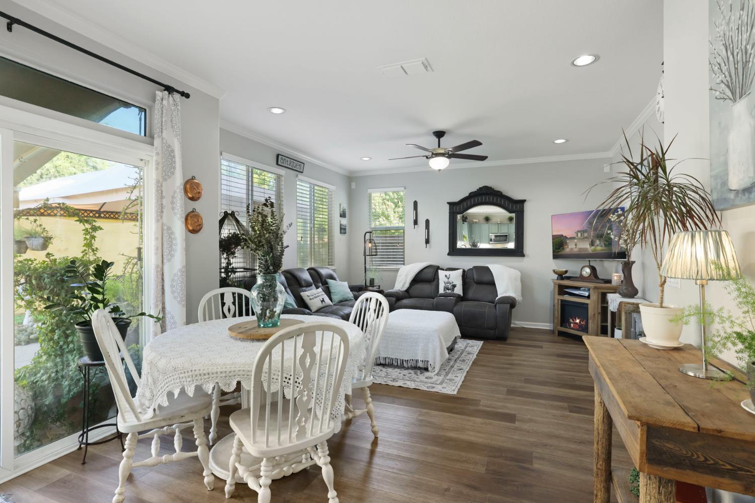 201 WATERS EDGE Dr, Waterford, CA 95386
