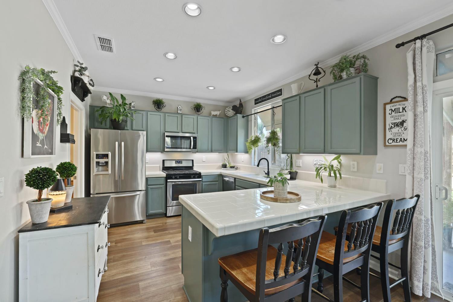 201 WATERS EDGE Dr, Waterford, CA 95386