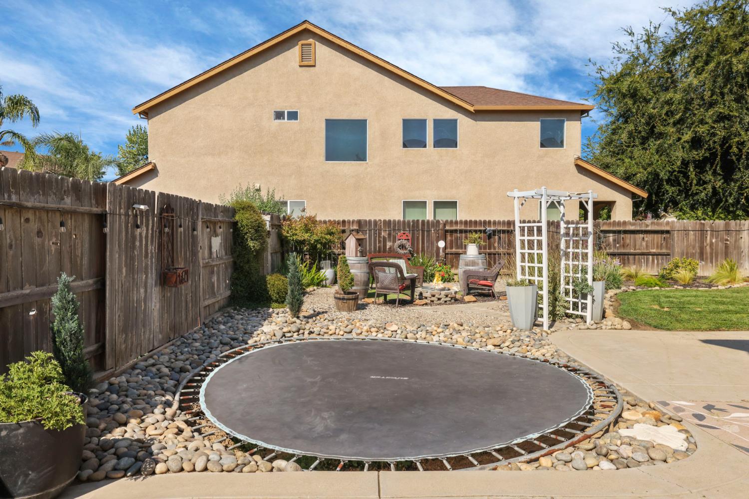 201 WATERS EDGE Dr, Waterford, CA 95386