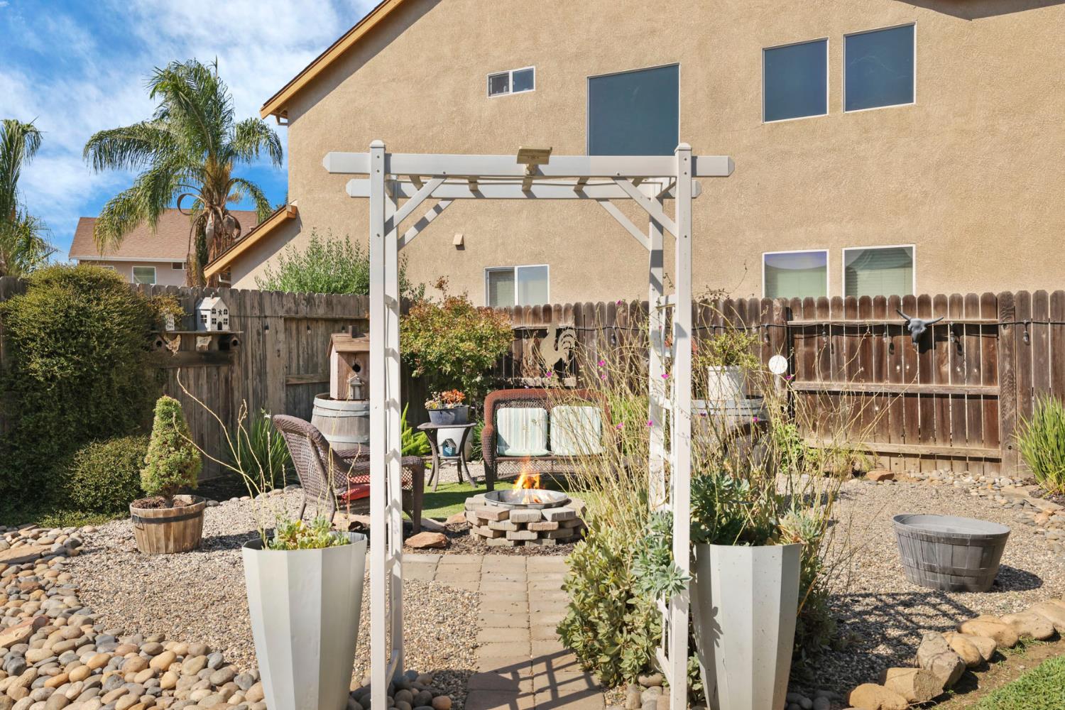 201 WATERS EDGE Dr, Waterford, CA 95386