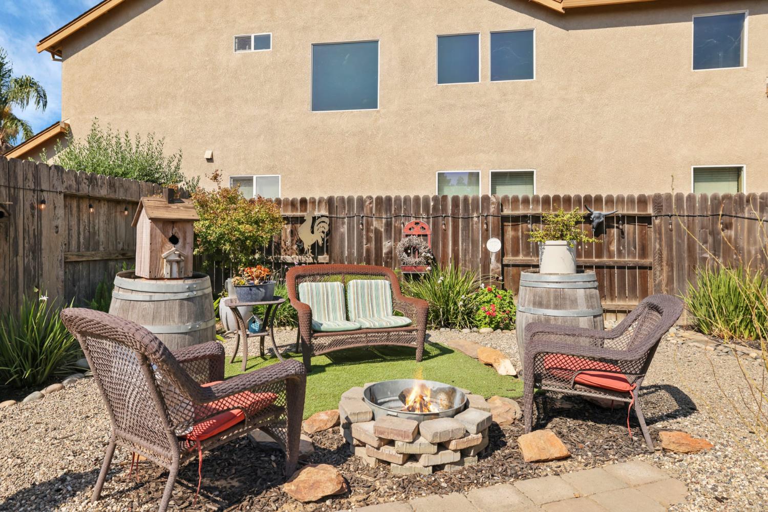 201 WATERS EDGE Dr, Waterford, CA 95386