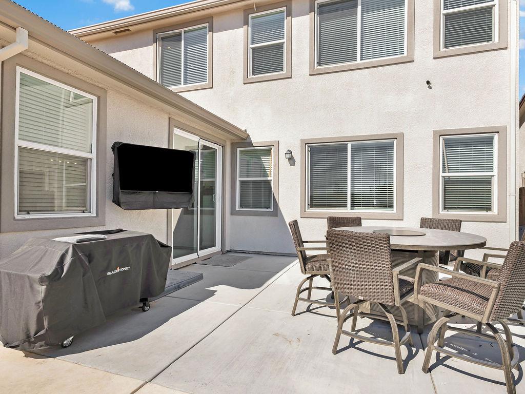 2104 Melody Ln, Modesto, CA 95355