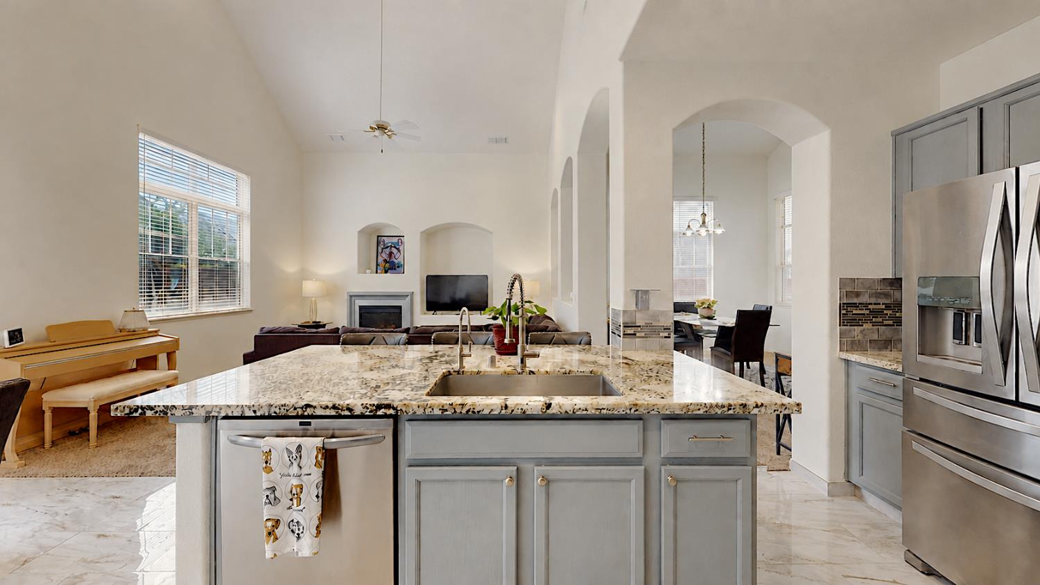 206 River Pointe Dr, Waterford, CA 95386