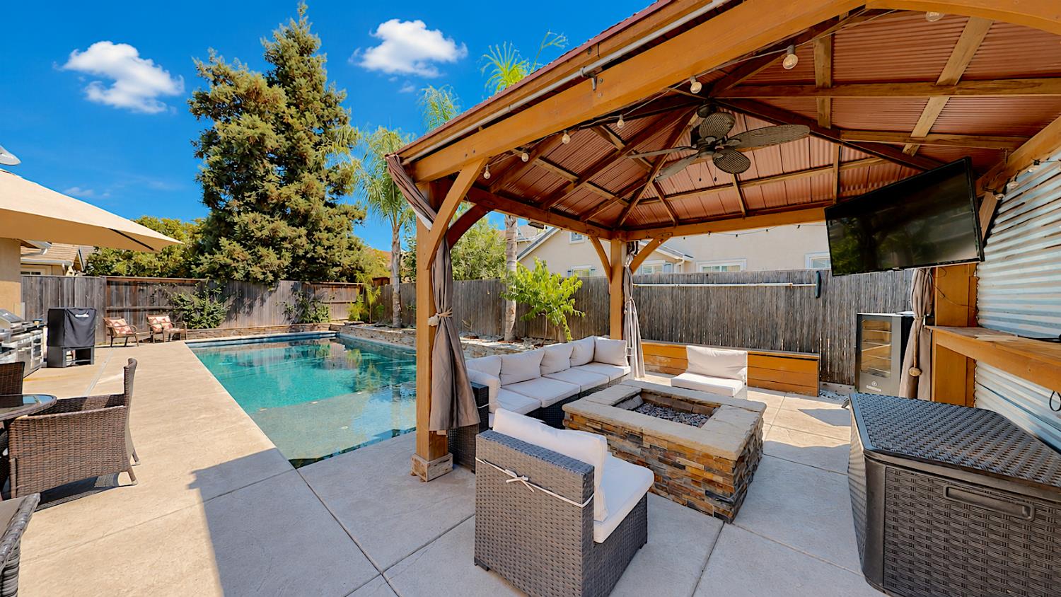 206 River Pointe Dr, Waterford, CA 95386