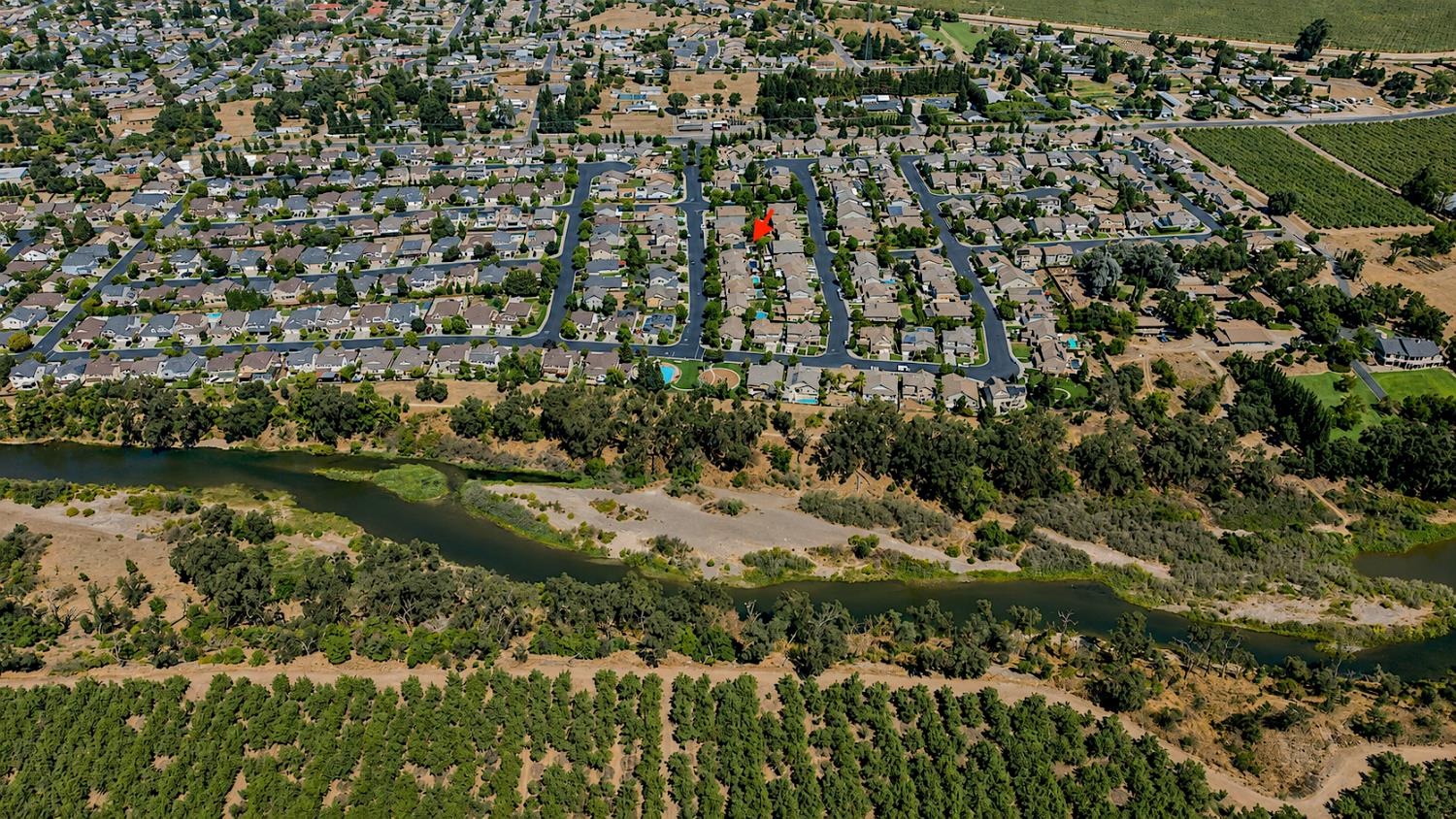 206 River Pointe Dr, Waterford, CA 95386