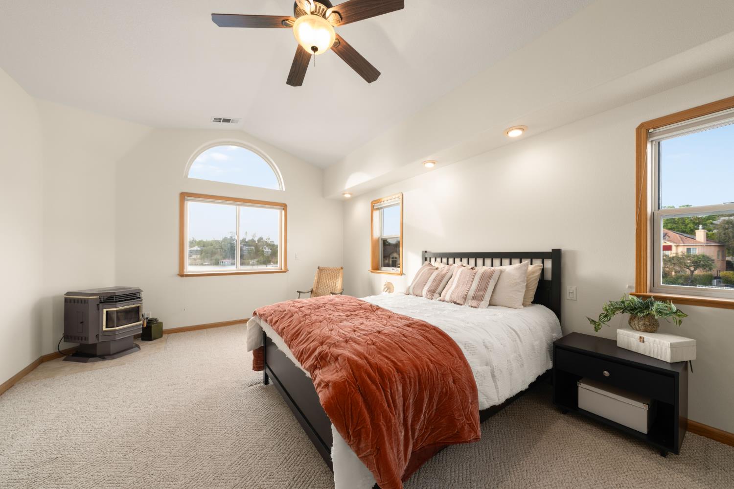 1136 Shoreline Ct, Copperopolis, CA 95228