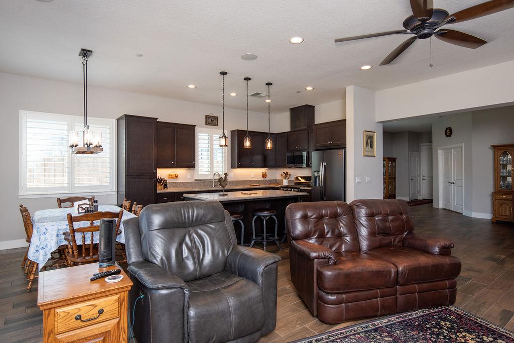 2360 Mustang Dr, Oakdale, CA 95361