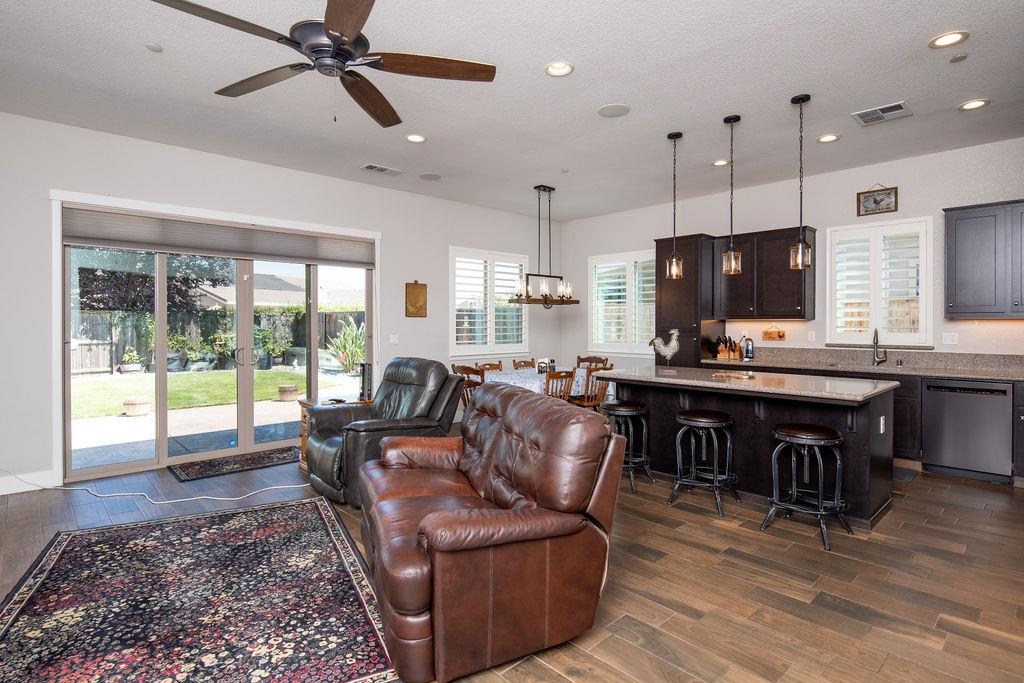 2360 Mustang Dr, Oakdale, CA 95361