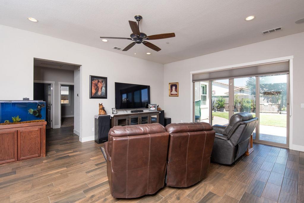 2360 Mustang Dr, Oakdale, CA 95361