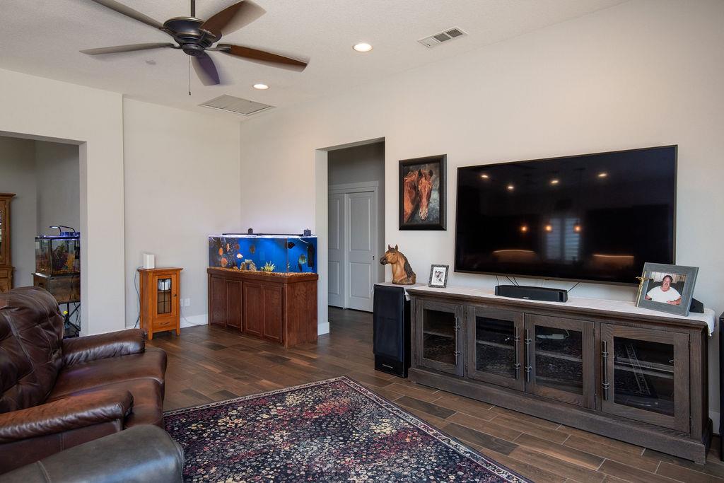 2360 Mustang Dr, Oakdale, CA 95361