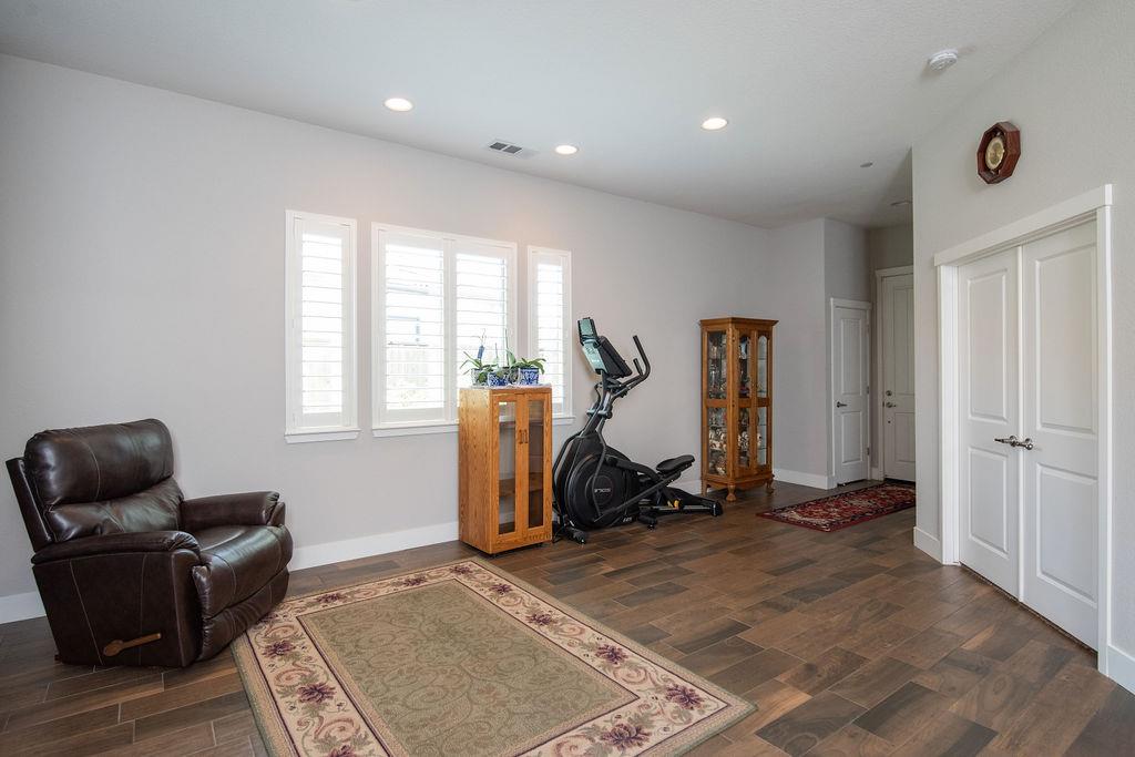 2360 Mustang Dr, Oakdale, CA 95361