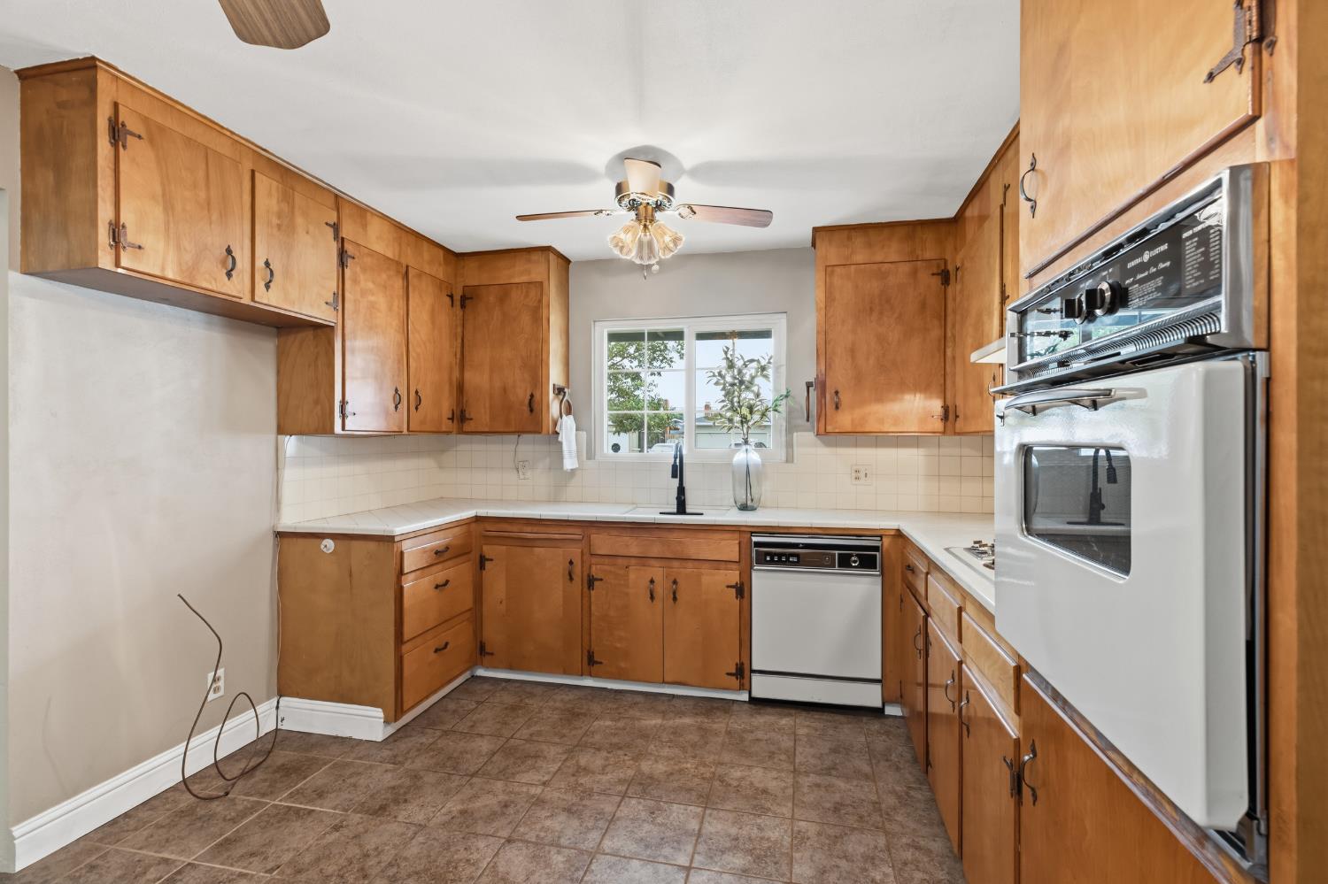 2105 Zinfandel Ln, Turlock, CA 95380