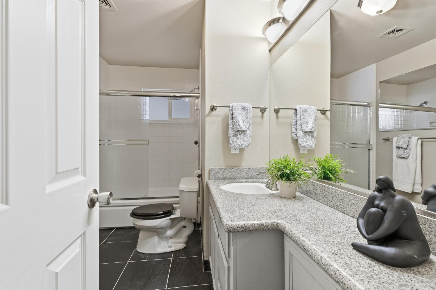 2105 Zinfandel Ln, Turlock, CA 95380
