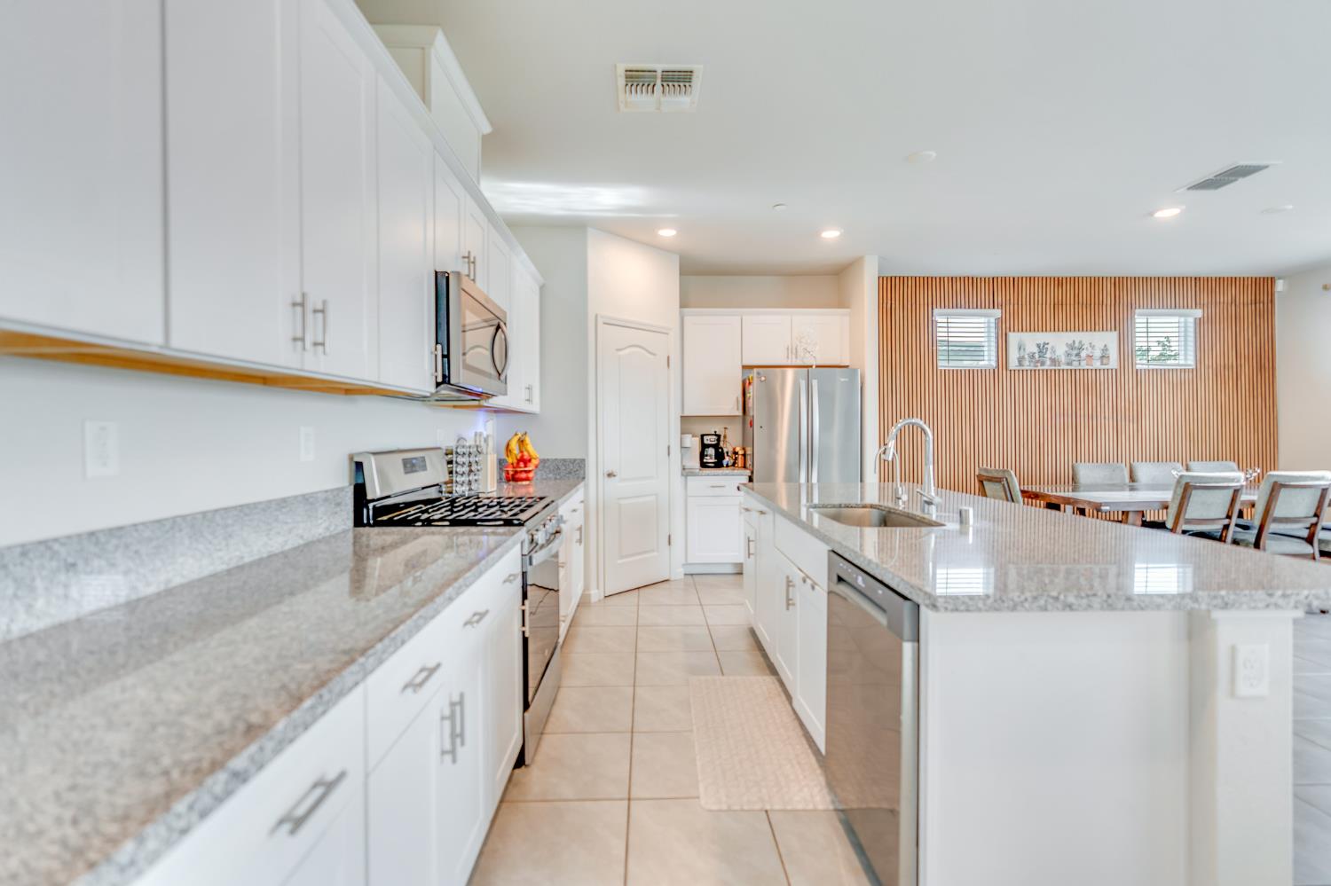 329 Lolly Way, Los Banos, CA 93635