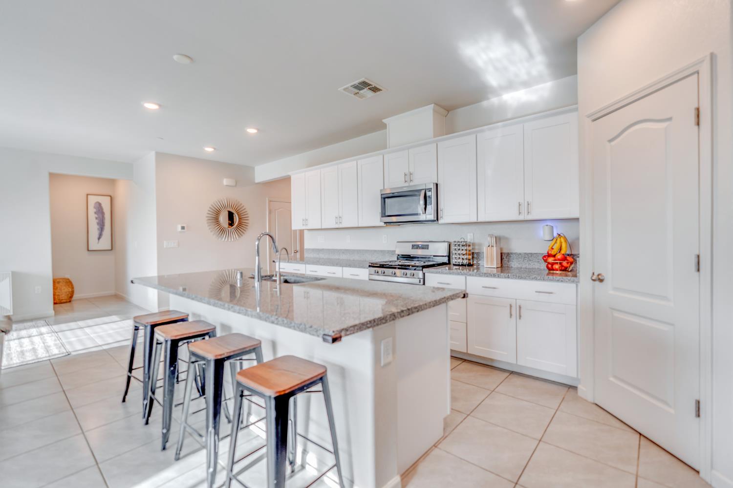 329 Lolly Way, Los Banos, CA 93635
