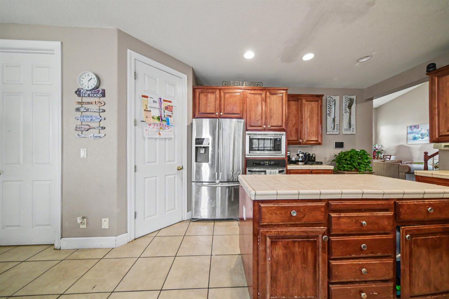 2226 Ryanlee Dr, Riverbank, CA 95367