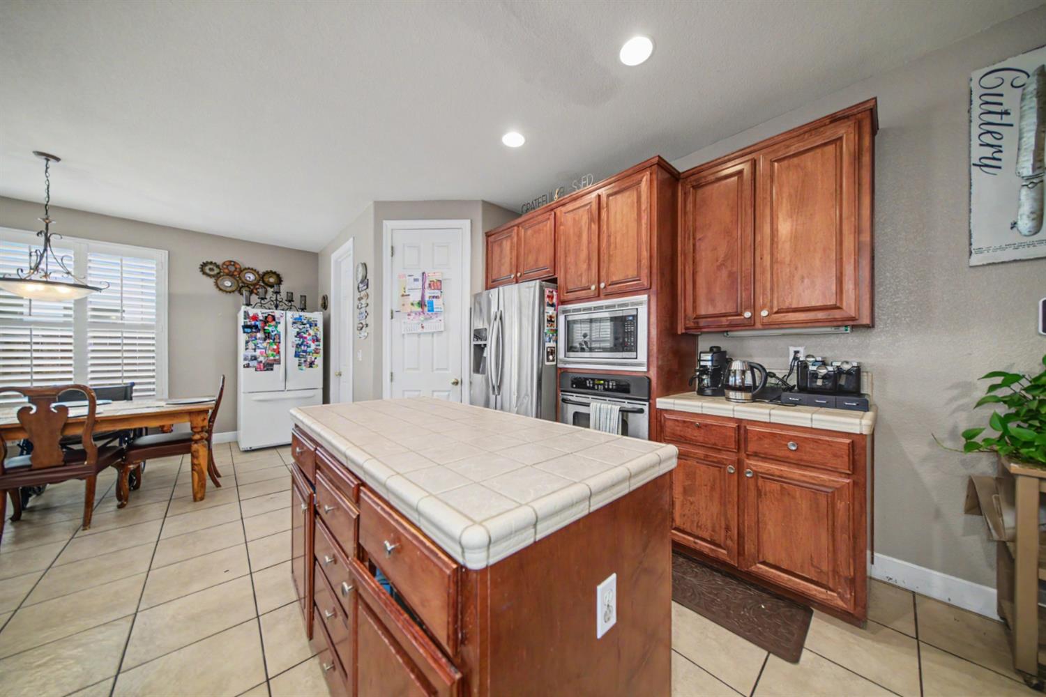 2226 Ryanlee Dr, Riverbank, CA 95367