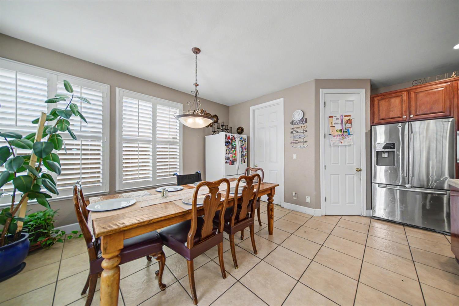 2226 Ryanlee Dr, Riverbank, CA 95367
