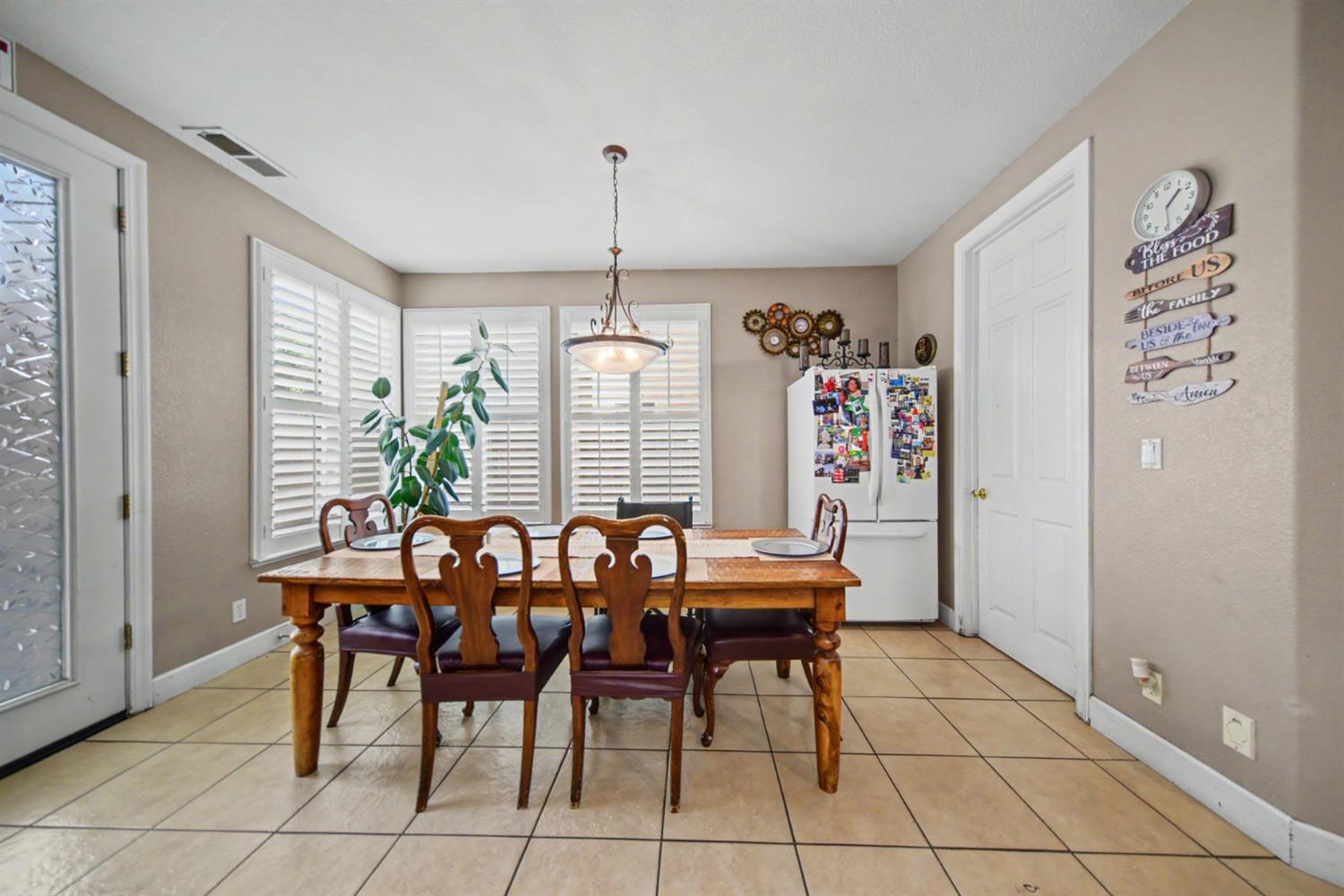 2226 Ryanlee Dr, Riverbank, CA 95367