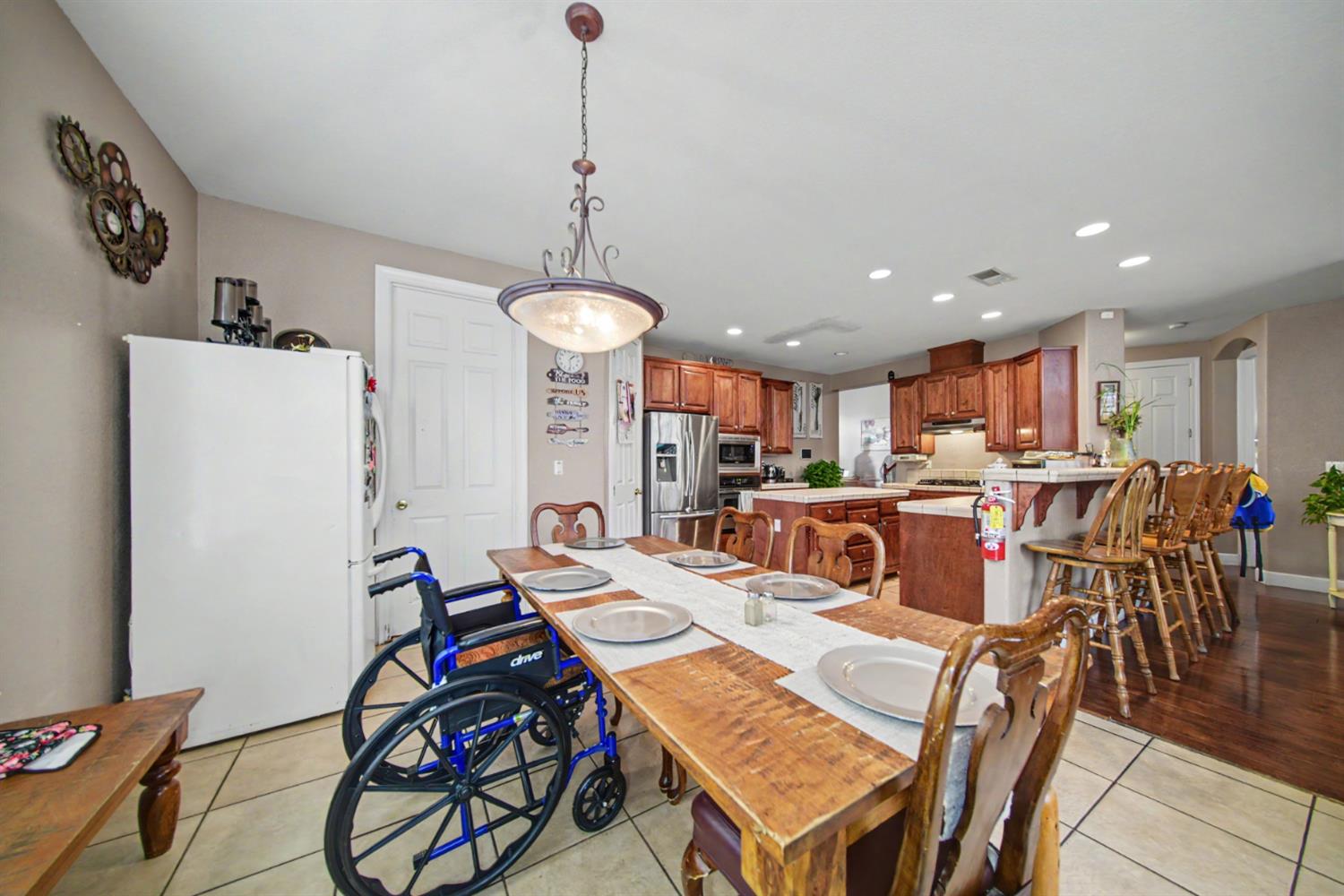 2226 Ryanlee Dr, Riverbank, CA 95367