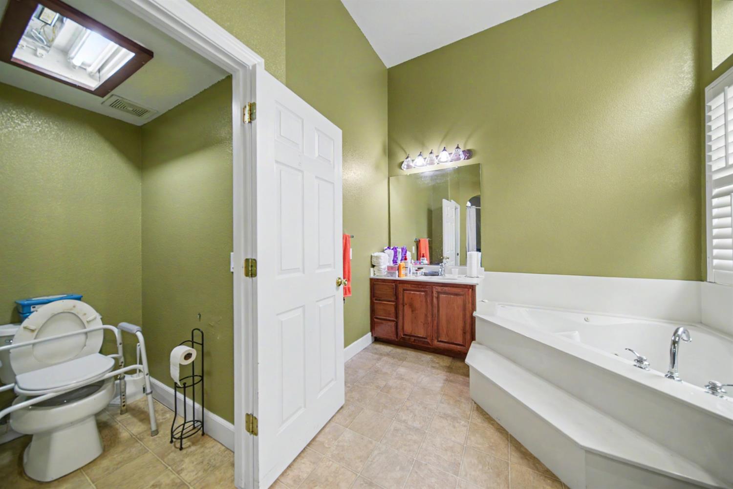 2226 Ryanlee Dr, Riverbank, CA 95367