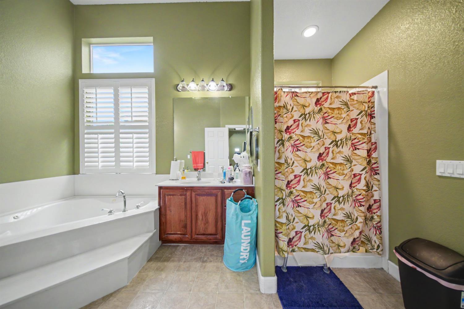 2226 Ryanlee Dr, Riverbank, CA 95367
