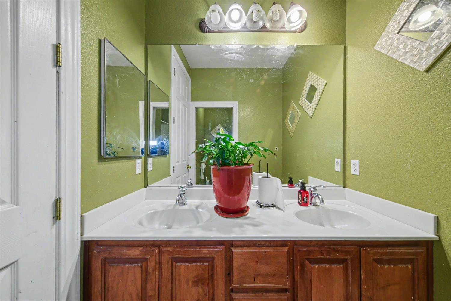 2226 Ryanlee Dr, Riverbank, CA 95367