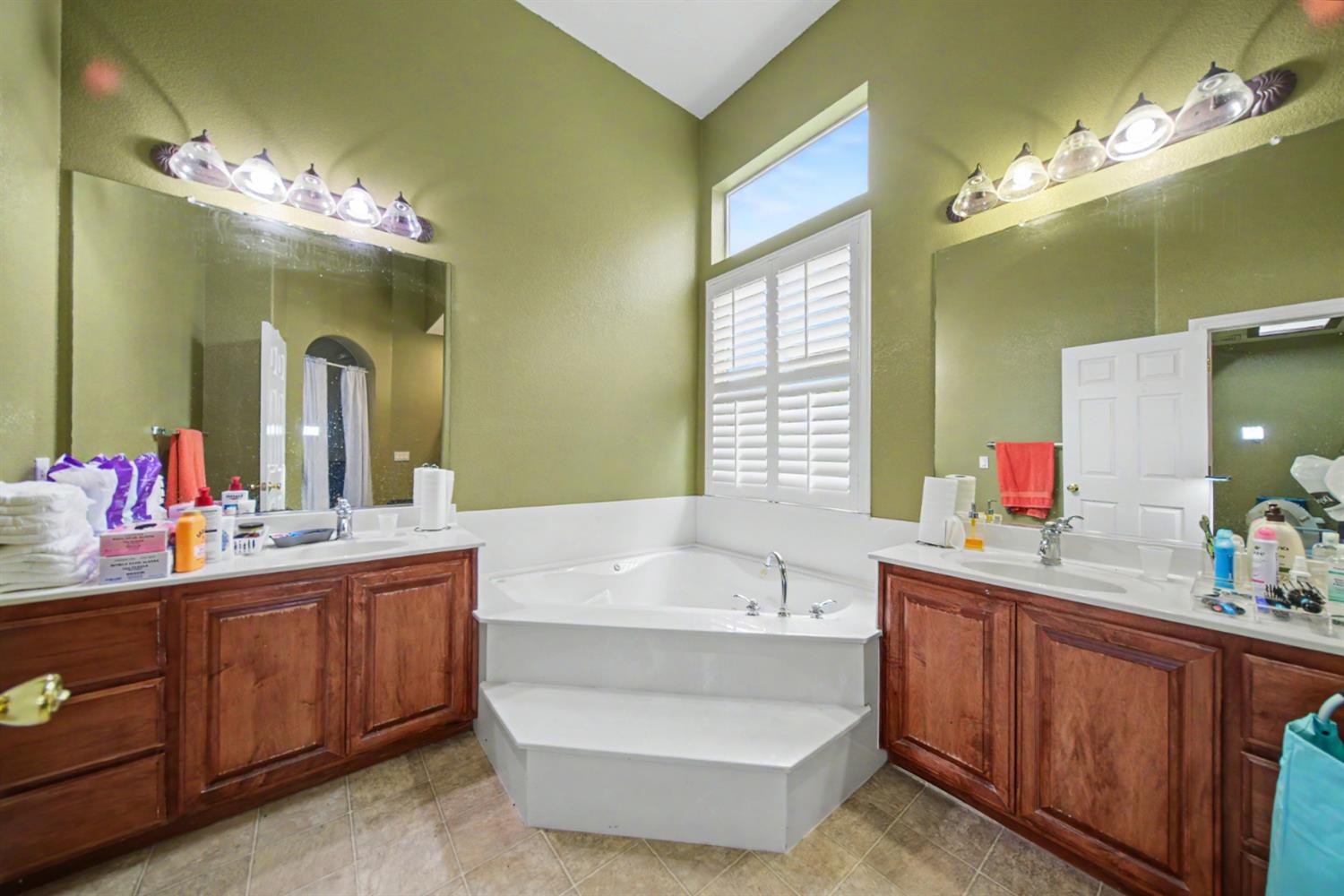 2226 Ryanlee Dr, Riverbank, CA 95367