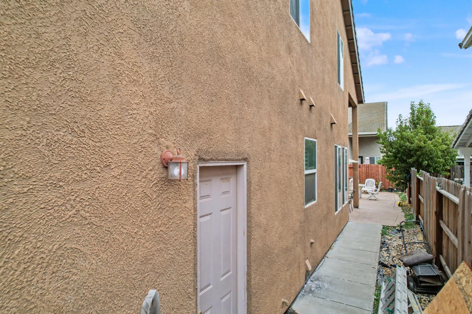2226 Ryanlee Dr, Riverbank, CA 95367