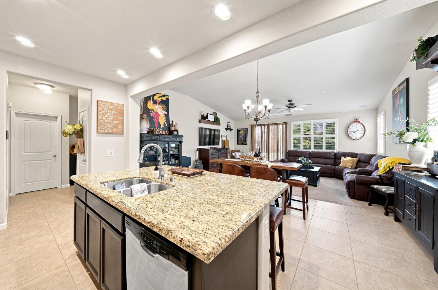 2725 Greenleaf St, Manteca, CA 95337