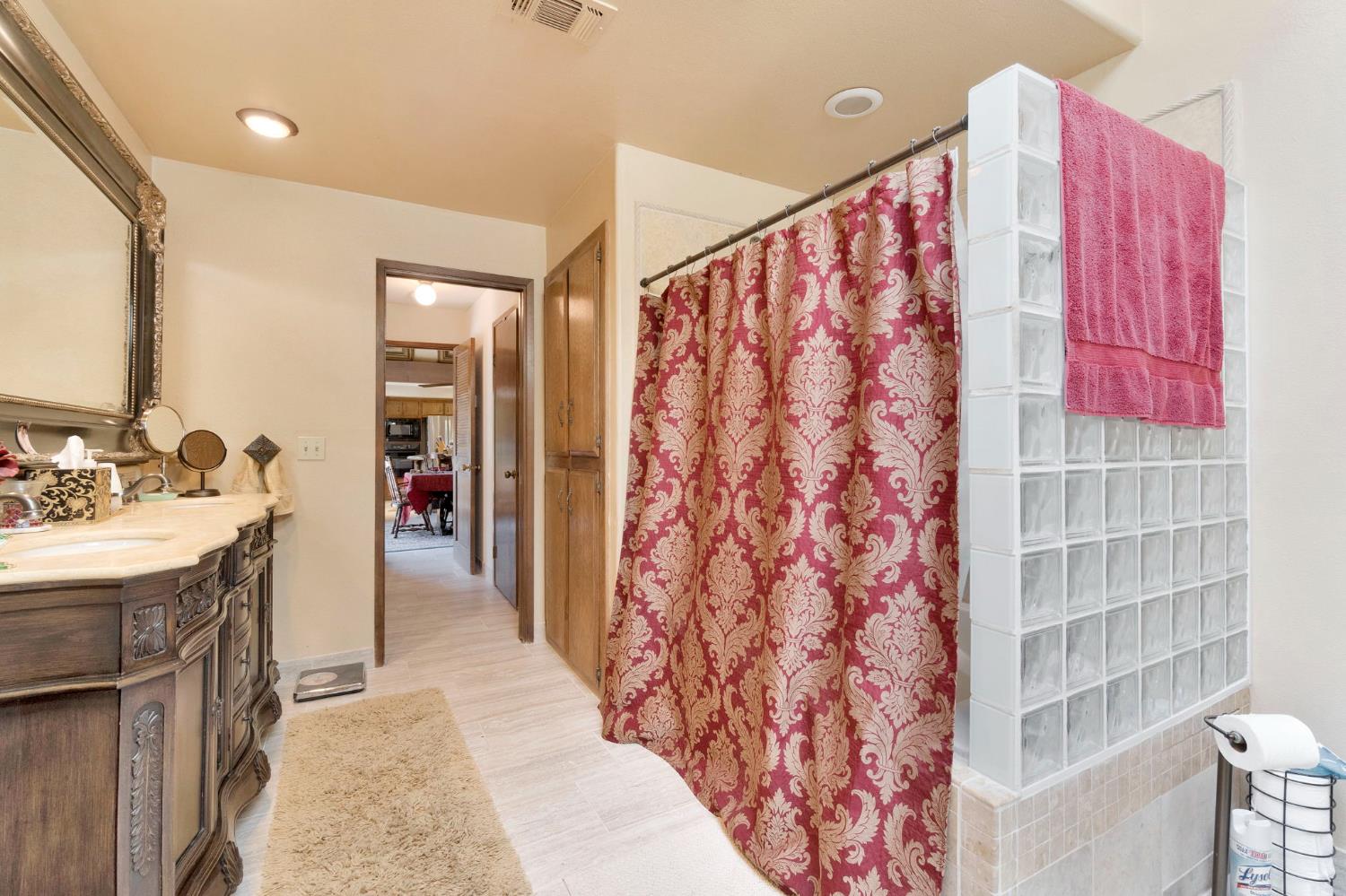 11801 N Mckelvy Ave, Clovis, CA 93619