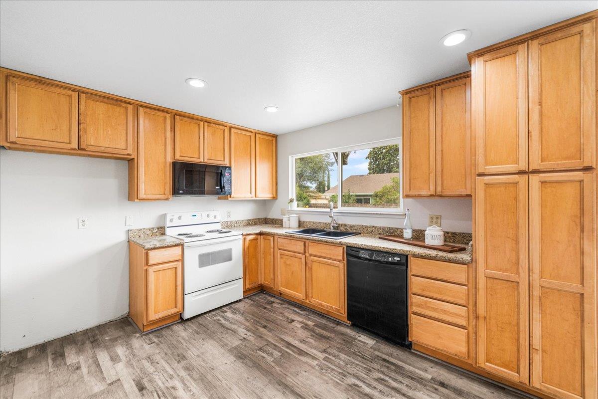 1484 Midland Ct, Manteca, CA 95336