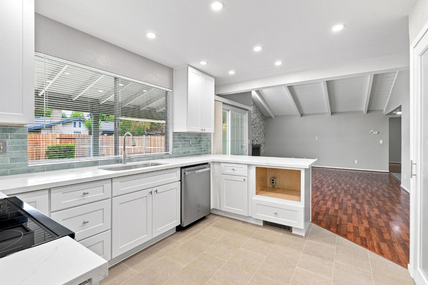 1240 Govannina Dr, Modesto, CA 95355