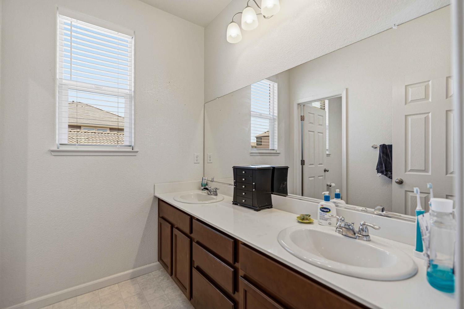 21224 Grapevine Dr, Patterson, CA 95363