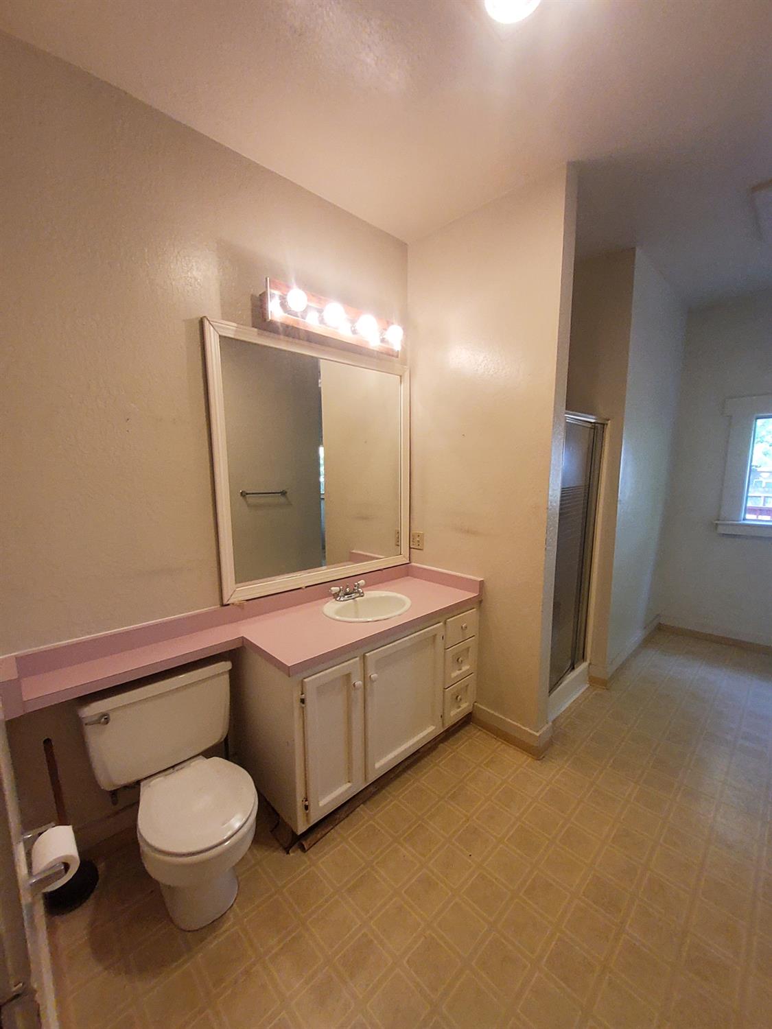 211 Orange Ave, Modesto, CA 95350