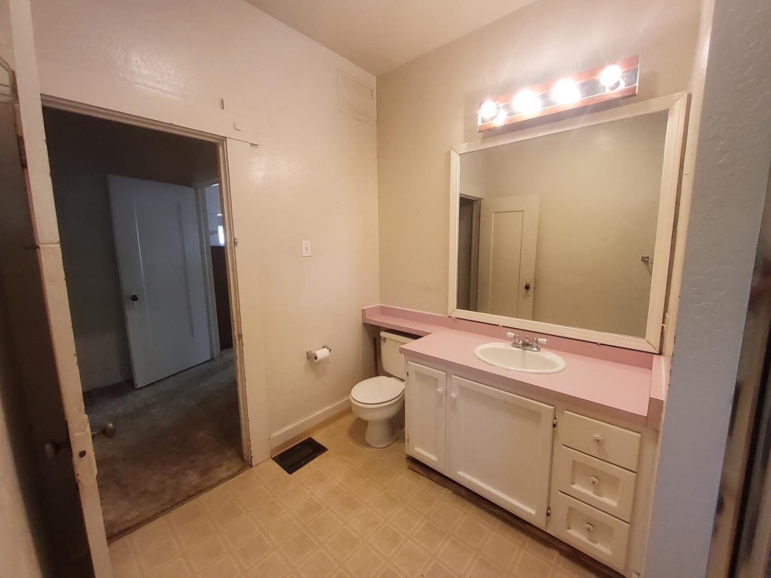 211 Orange Ave, Modesto, CA 95350