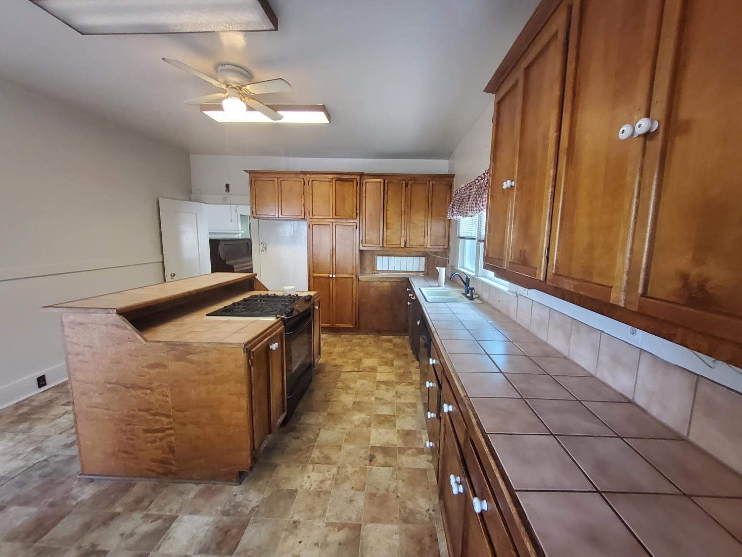 211 Orange Ave, Modesto, CA 95350