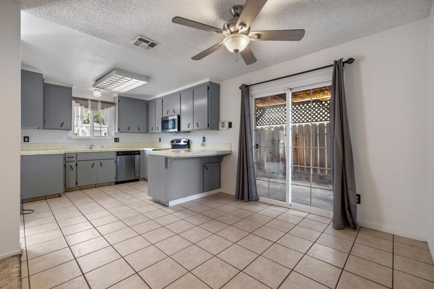 962 Fernwood Dr, Manteca, CA 95336