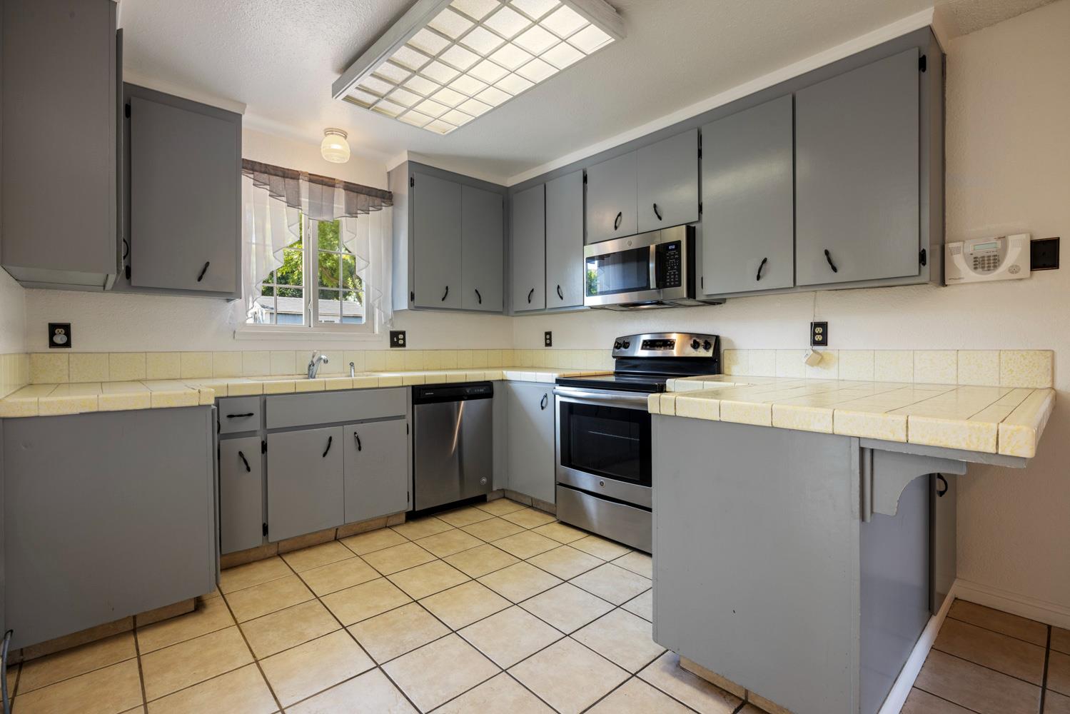 962 Fernwood Dr, Manteca, CA 95336