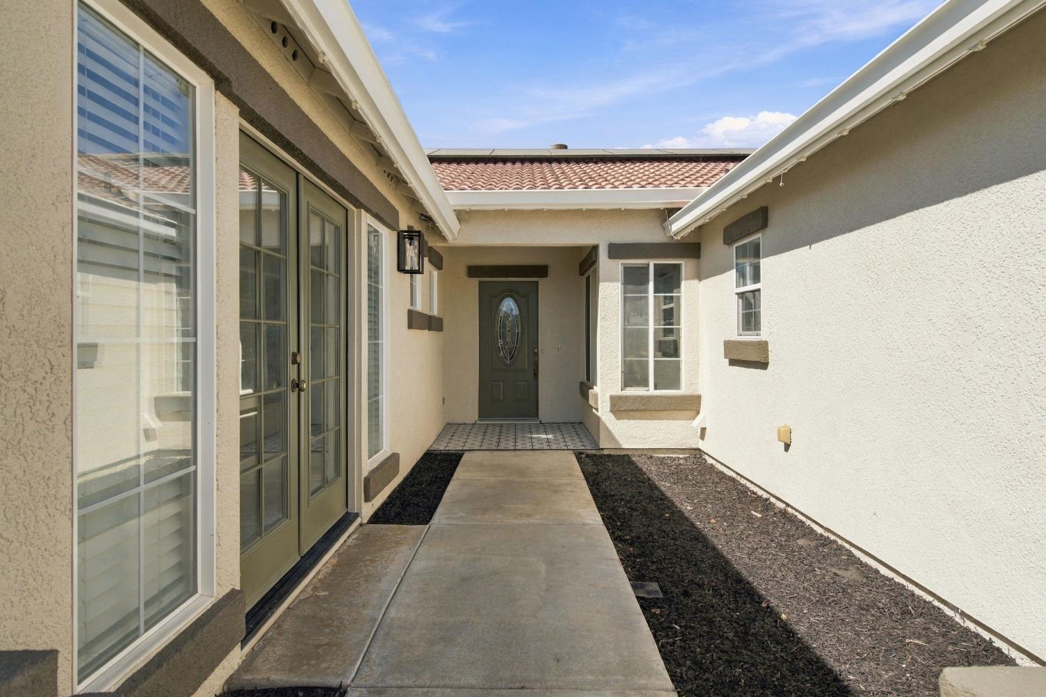 645 Fribourg Ln, Manteca, CA 95337